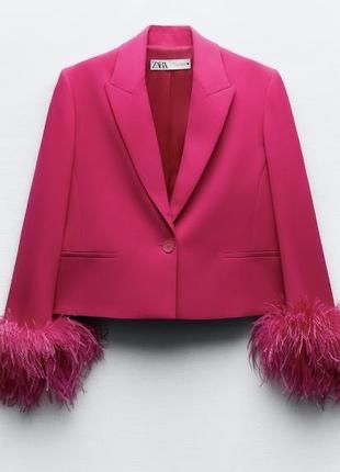 Рожевий костюм піджак жакет з пірʼям