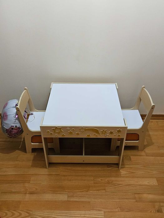 Stolik dla dzieci z dwoma krzesełkami, duzo miejsca do przechowywania