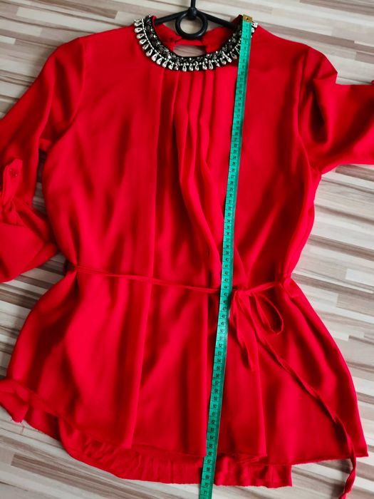 Elegancka bluzka zdobiona szyja, czerwona, szyfonowa z paskiem, M