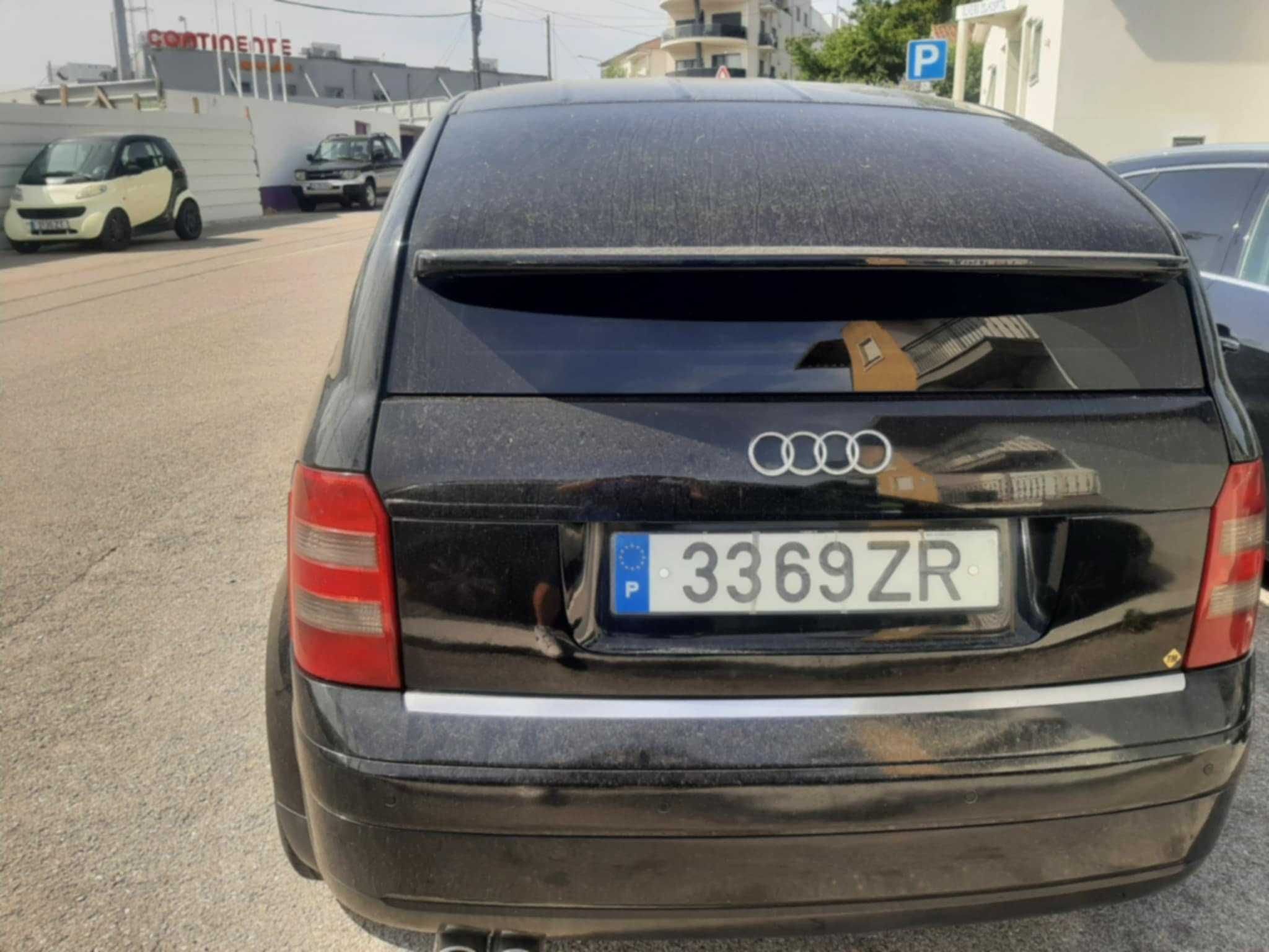 Audi a 2  com películas e jantes amolgadas
