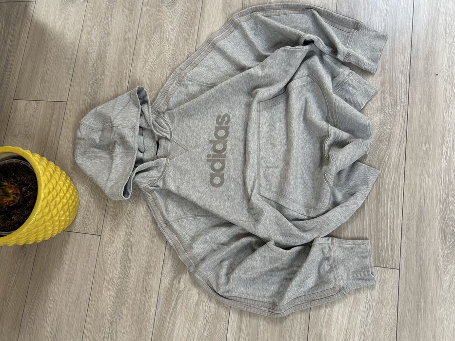 Szara bluza z kaptruem Adidas