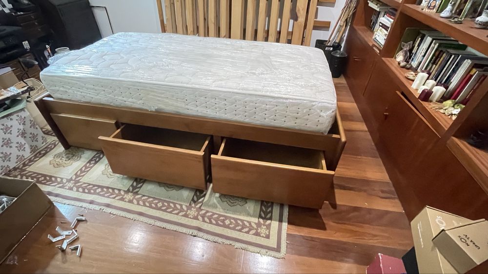 Cama com gavetas