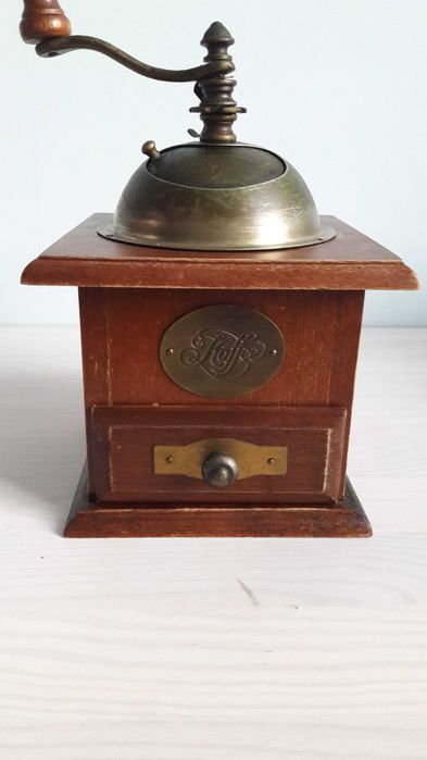 Młynek stary drewniany ręczny Kaffee.