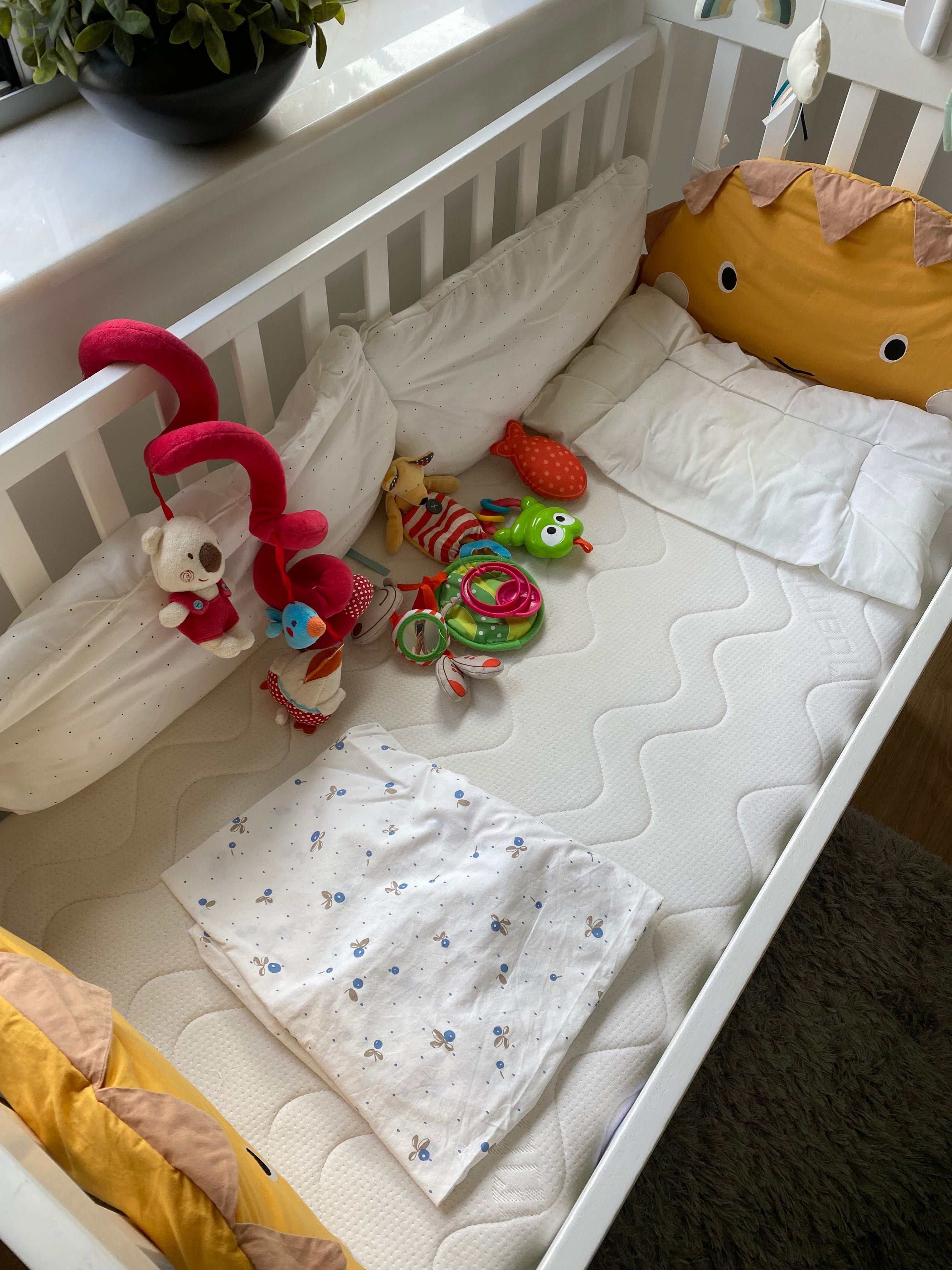 Cama Complete de bebe com os brinquedos