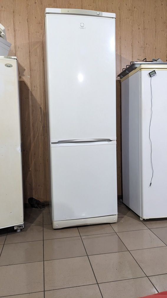 Холодильник Indesit