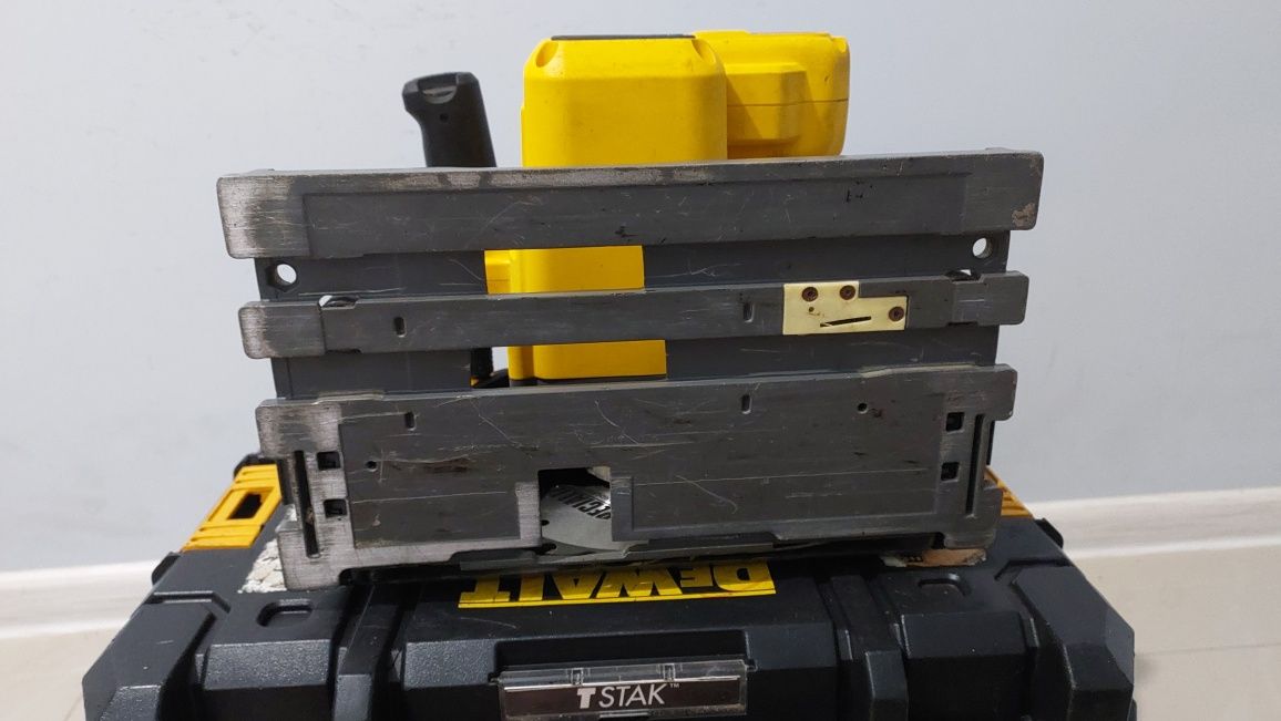 Пила занурювальна акумуляторна FLEXVOLT DeWALT DCS520