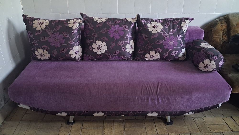 Fioletowa kanapa pokojowa