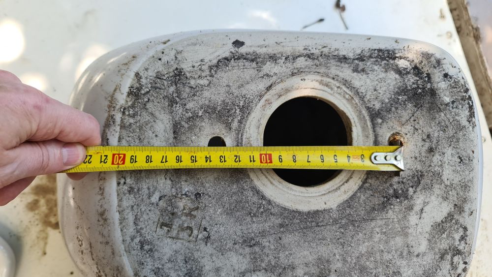 Продам бачек унитаза б у 13.5 по центрам