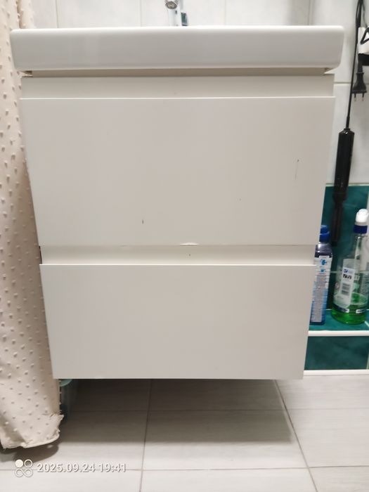 Wisząca szafka z umywalką