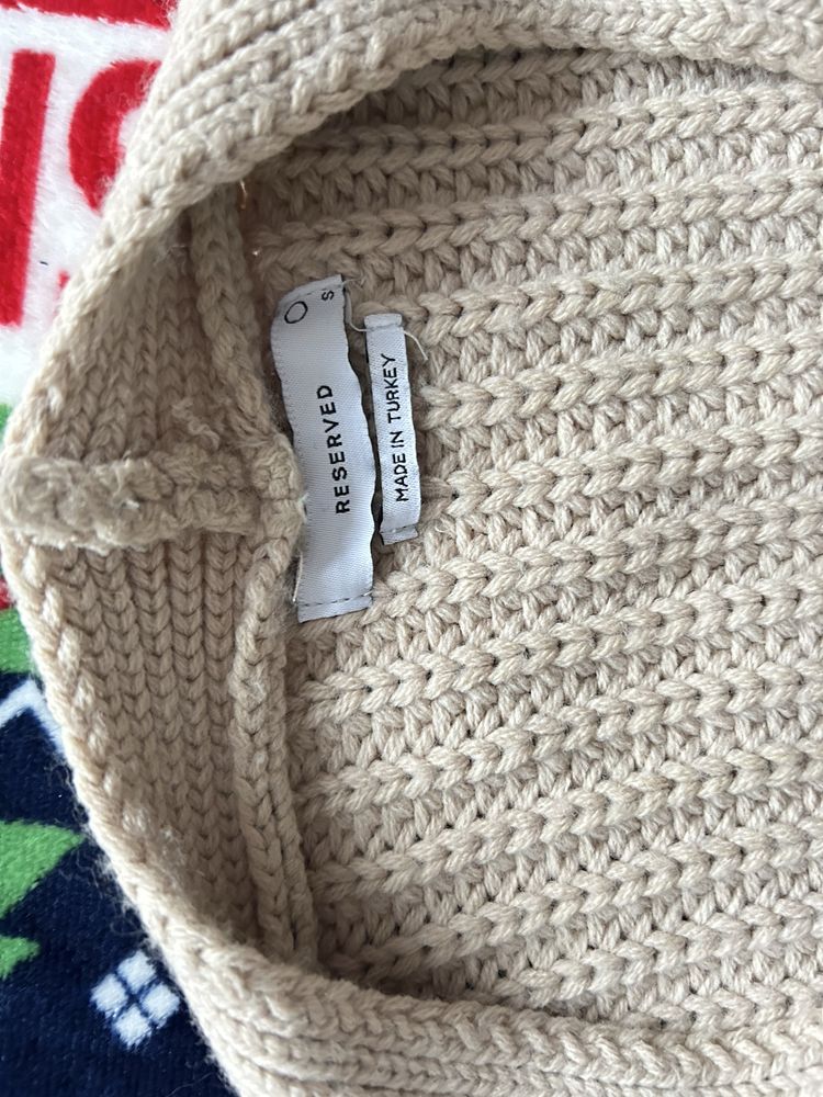 Bezowy sweter reserved