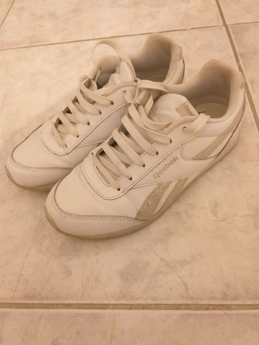 Vendo ténis com sola corda e tenis brancos Reebok