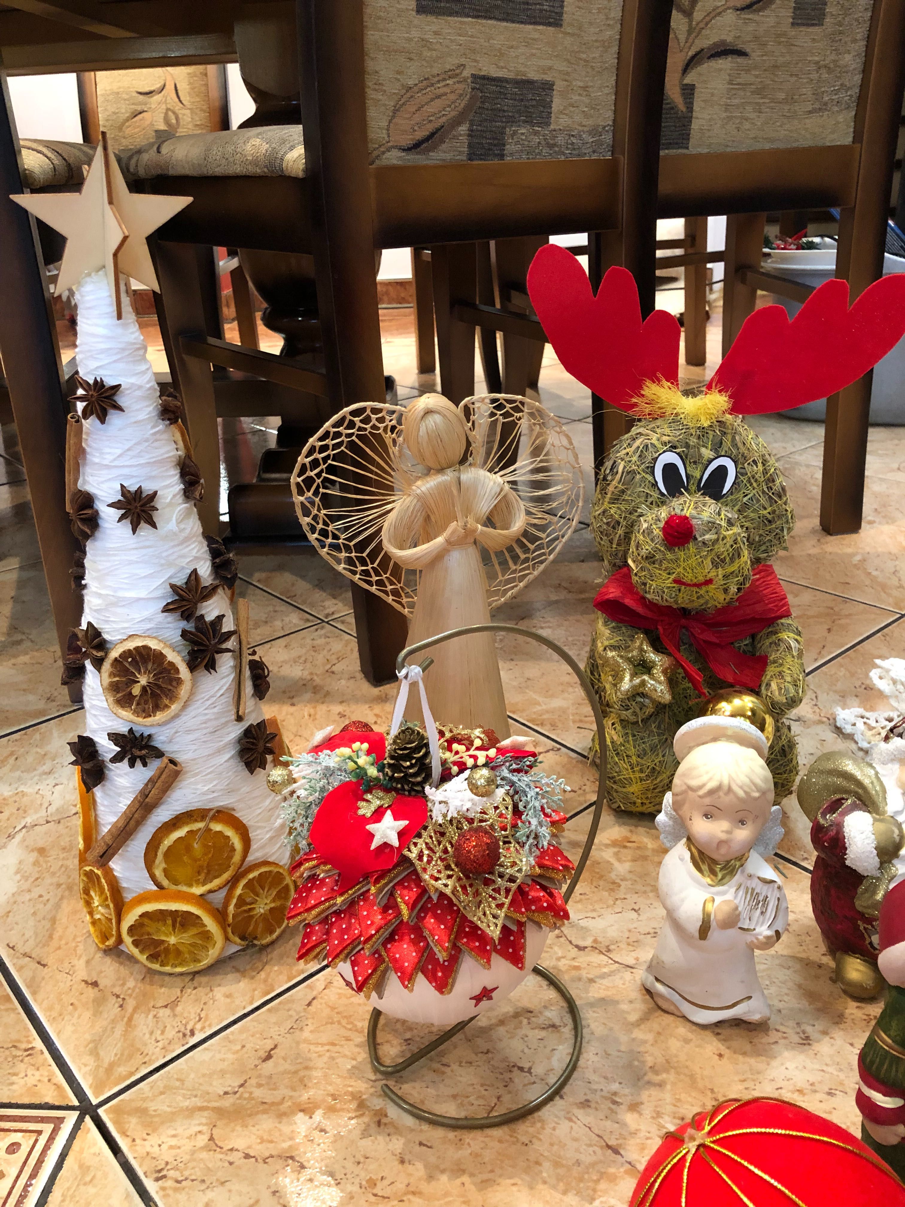 Dekoracje świąteczne ozdoby figurki stroiki