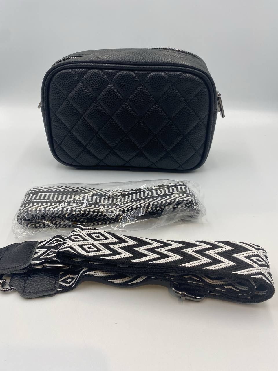 Torba damska czarna.  2 paski z różnymi wzorami.  Długość 22 cm. Wysok