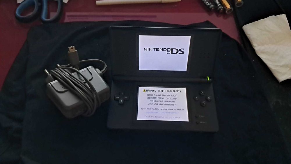 Nitendo DS Lite Preta + Carregador Original (Falta a Caneta!)