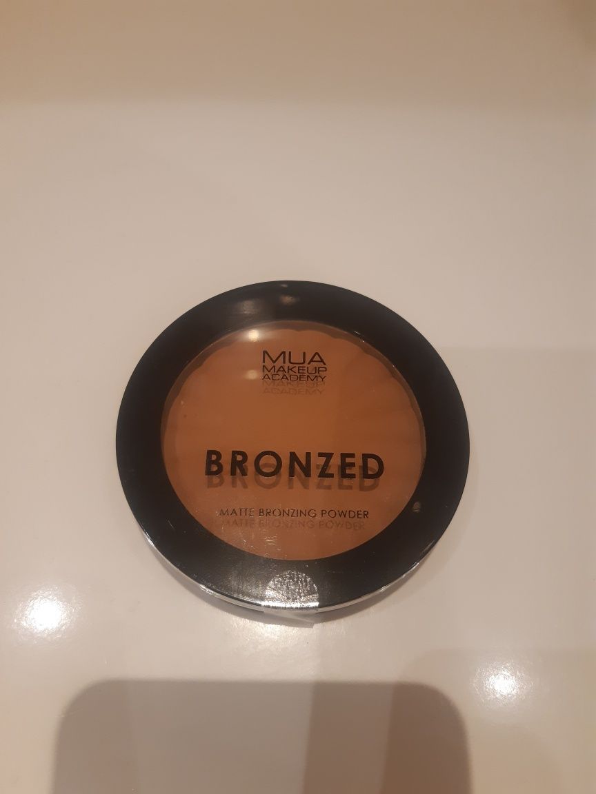 Matowy bronzer do twarzy MUA Bronzed Matte Bronzing Powder