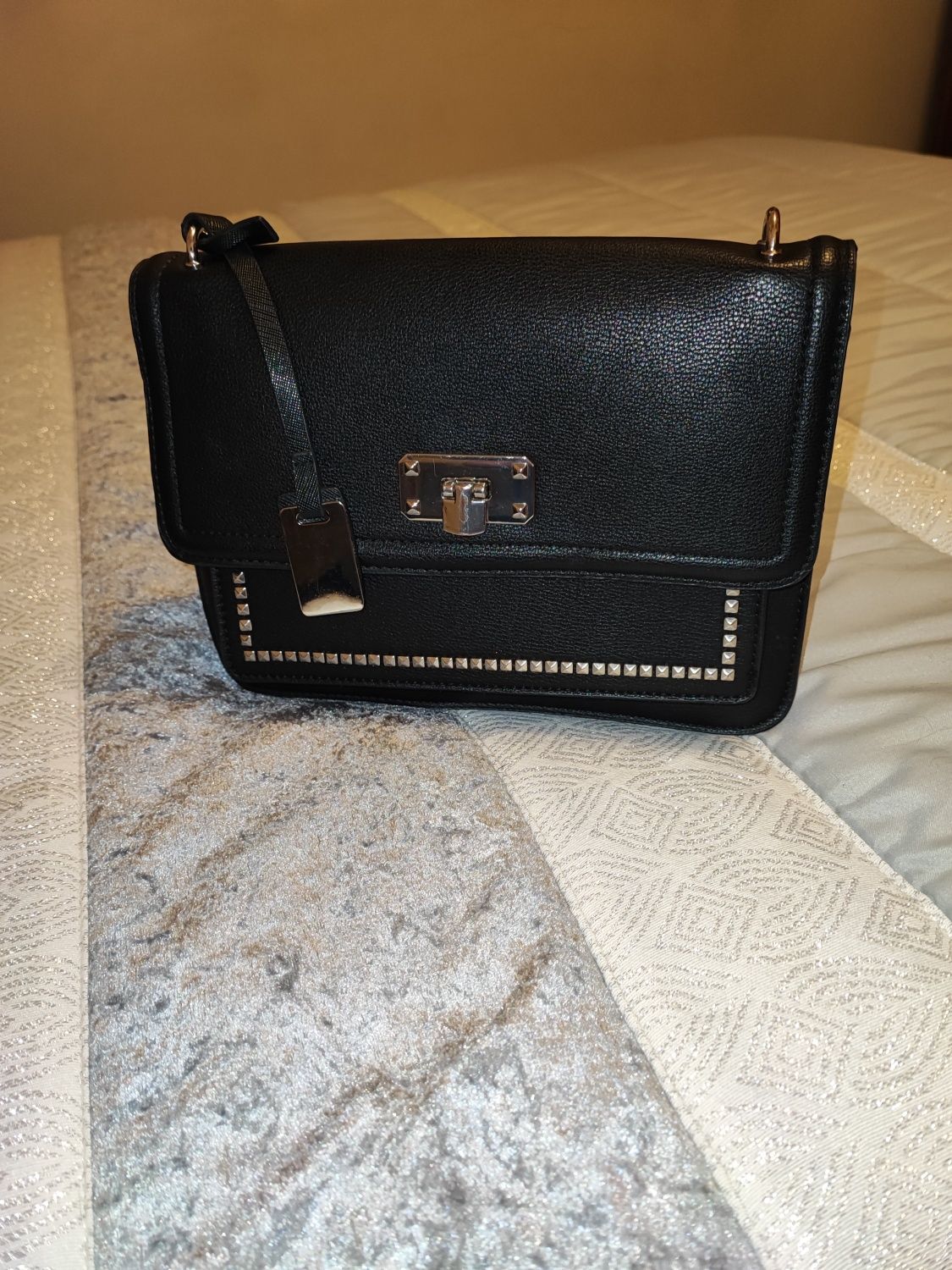 Mala/ Bolsas preta com tachas