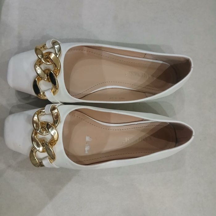 Туфлі жіночі,білі із золотистим ланцюжком,форма схожа на балетки