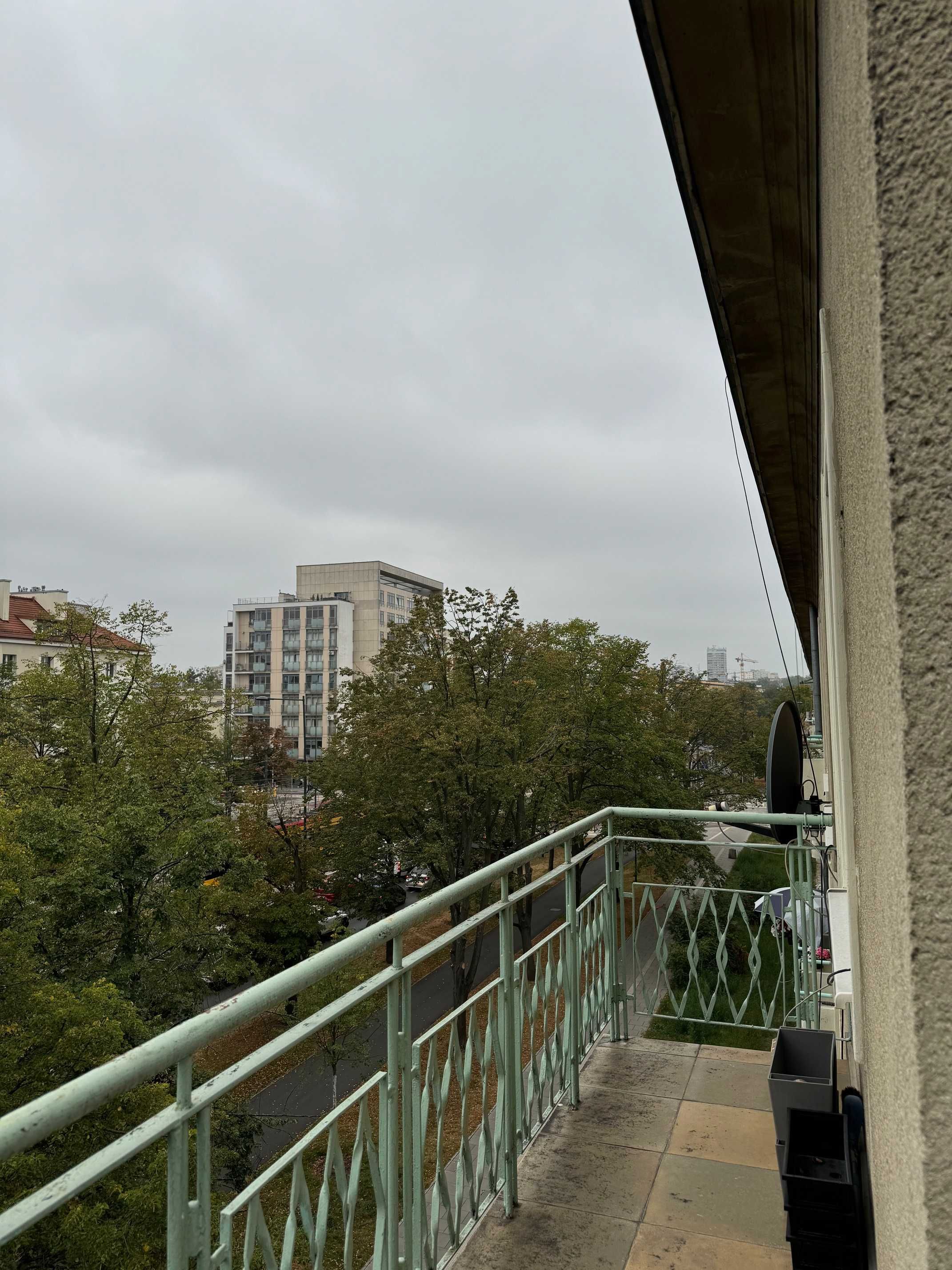 Komfortowe studio z balkonem przy Łazienkach Królewskich, umeblowane.