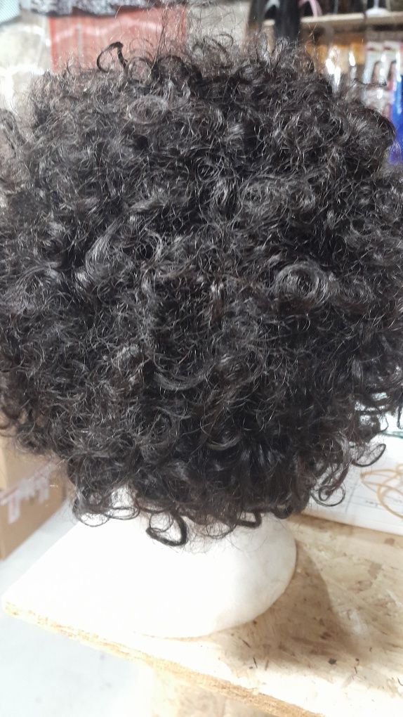 Peruca de cabelo humana cacheada com front