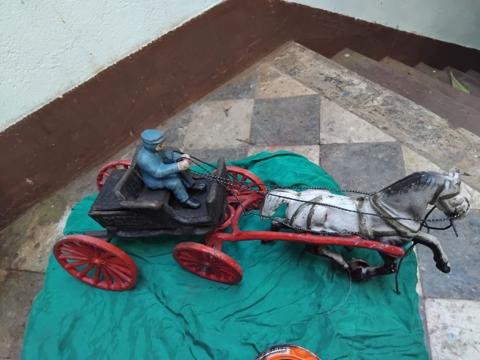 Curiosa peça cavalo com charrett em ferro
