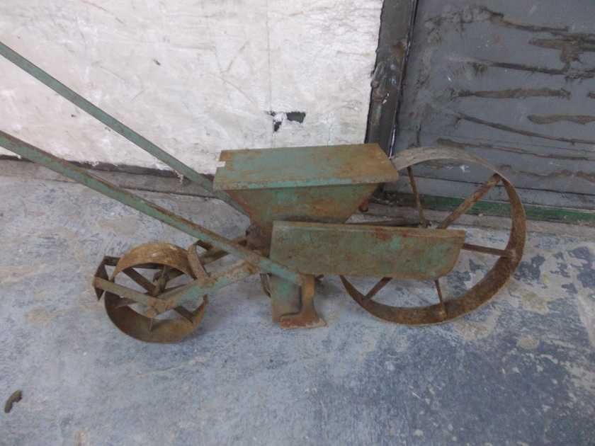 Stary sprawny siewnik