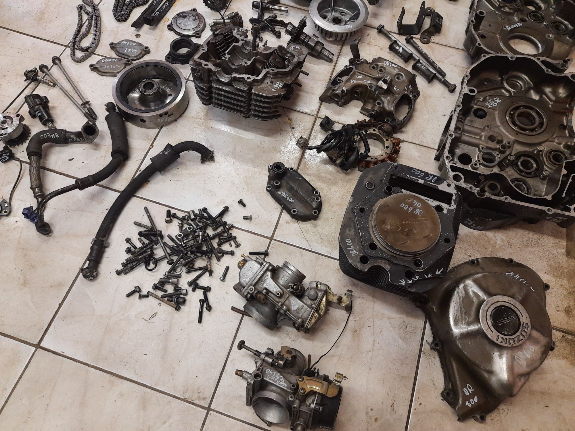 Suzuki DR 600 silnik części wał głowica cylinder skrzynia kapa magneto