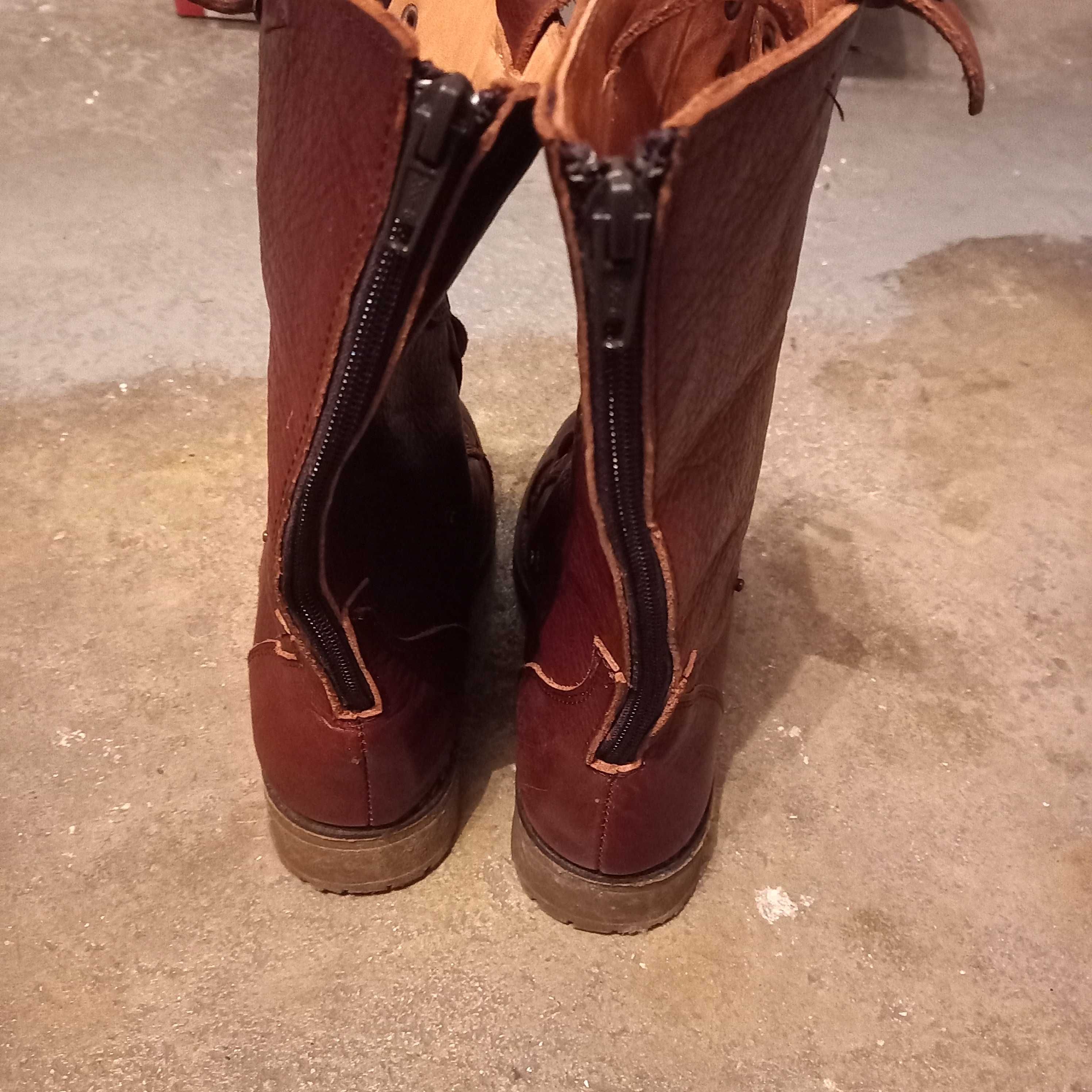 Botas com cordões em couro
