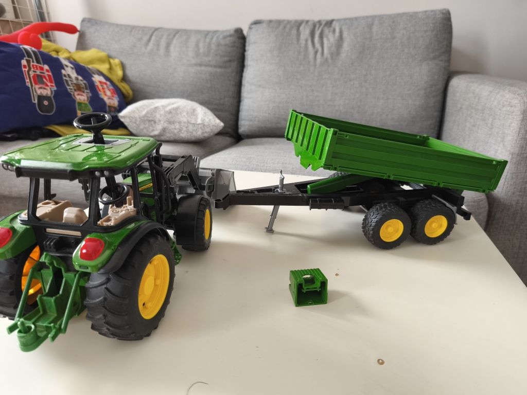 Bruder 01793 ciągnik John Deere z z przyczepą i ładowaczem
