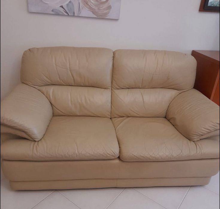 2 sofás em pele creme