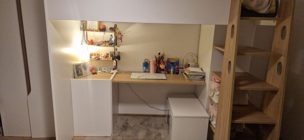 Łóżko piętrowe z biurkiem i szafą