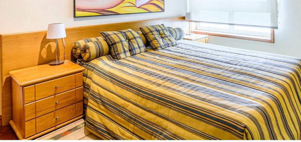 Vendo cama casal com estrado e colchão,s/colcha cobertura. Preço 250€.