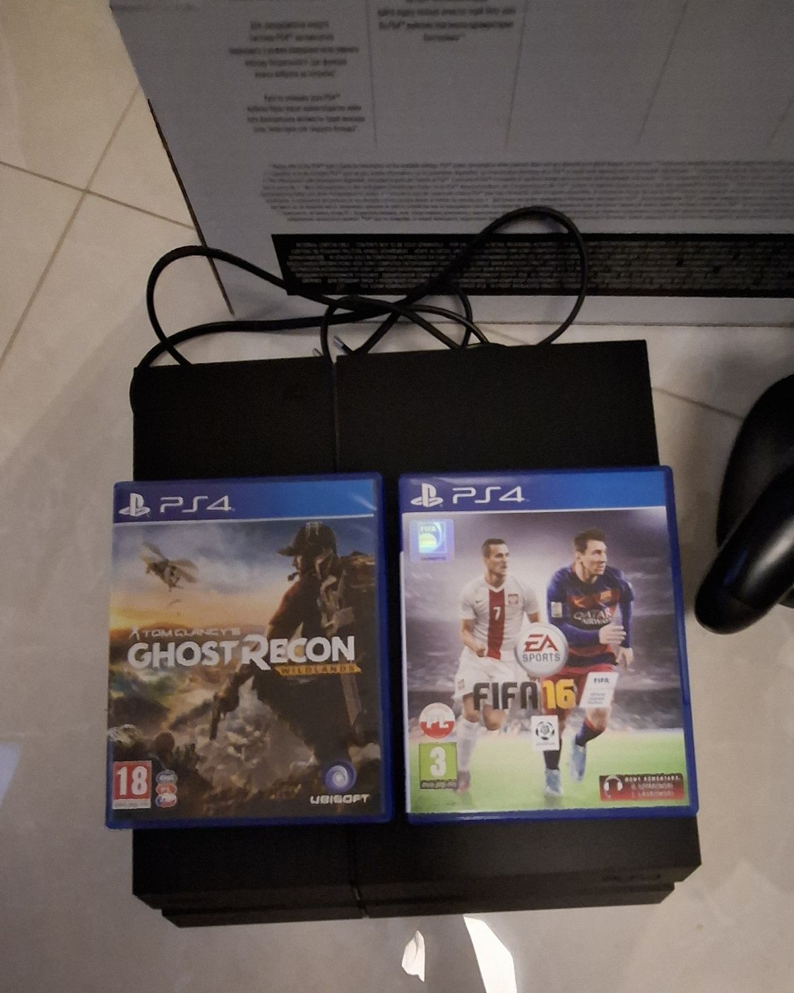 PS 4 + 2 gry i ładowarka