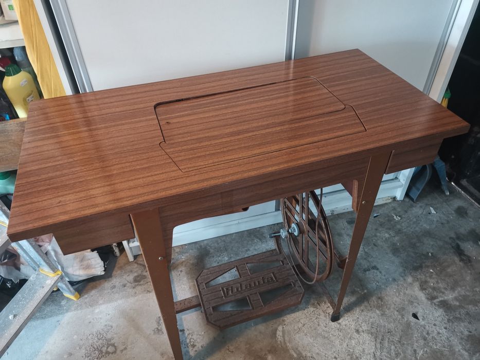 Máquina de costura a trabalhar com móvel com gavetas