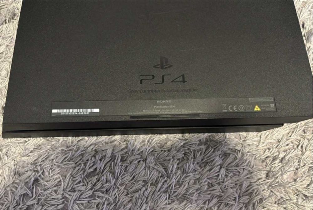 Konsola PS4 w bardzo dobrym stanie – gotowa do gry!