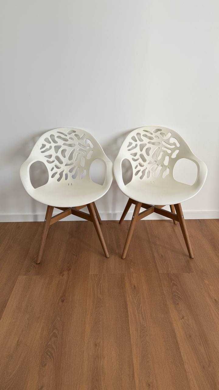 Cadeira Ikea branca com encosto esculpido.