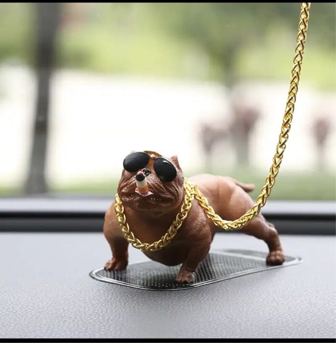 Декор на панель авто,собачка на цепці.Автоаксесуар.В машину