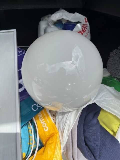 Globo antigo em vidro branco