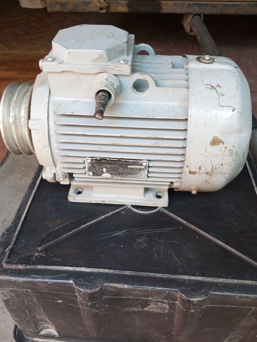 Продам двигатель электрический асинхронный со шкивом.