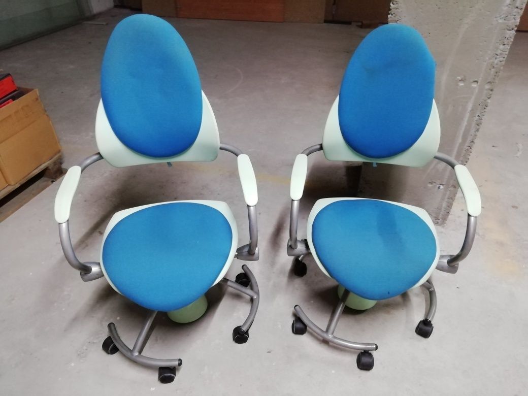 Cadeiras várias usadas