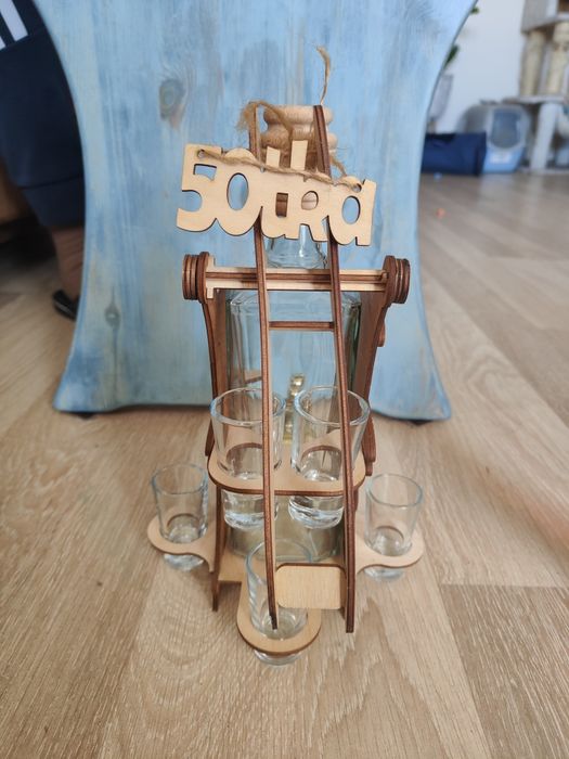 Karafka z kieliszkami na stojaku