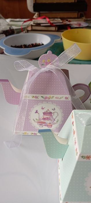 Prezent dzień mamyi imbryk z herbatą