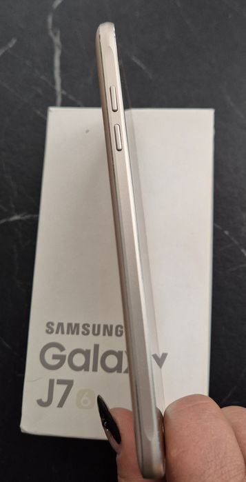 Смартфон Samsung Galaxy J7