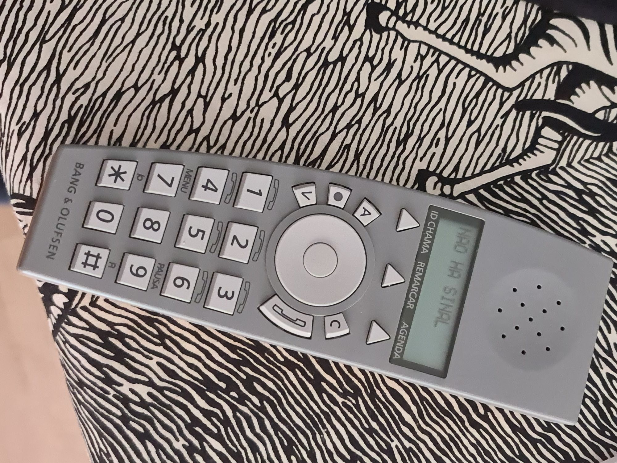 O BeoCom 6000 é um sistema telefónico digital sem fios da Bang & Olufs
