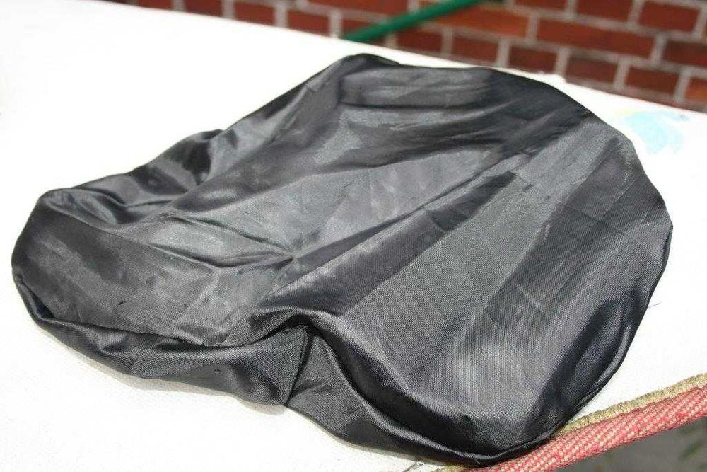 czarny pokrowiec na siodełko do roweru ortalionu zero waste uniwesalne
