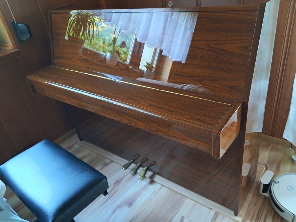 Pianino YAMAHA z połyskiem