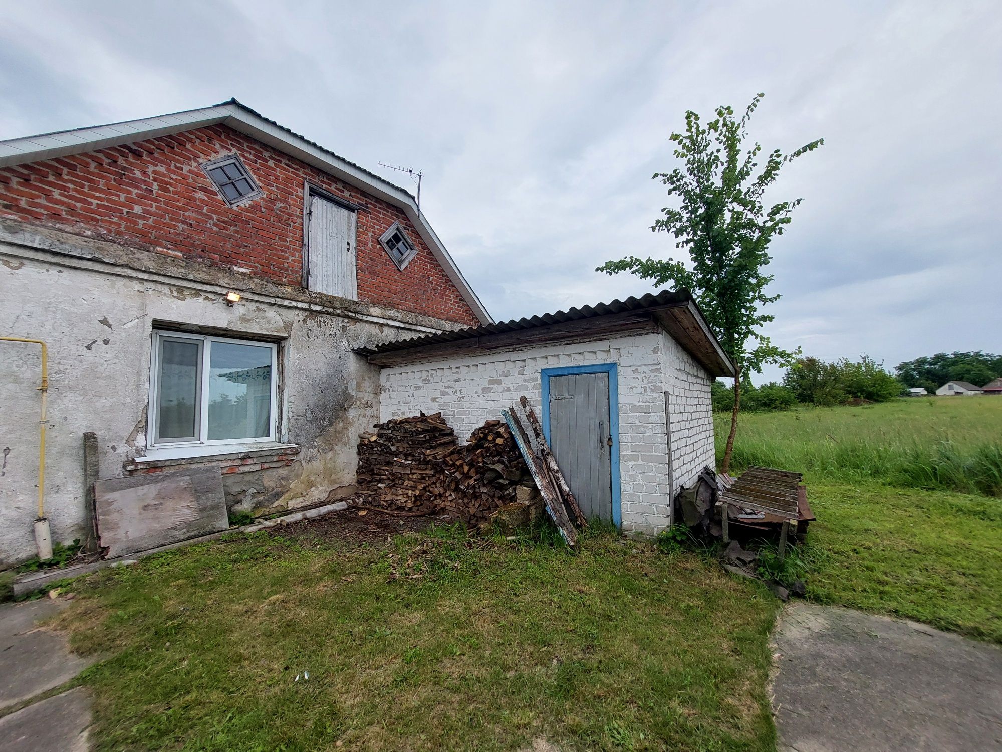 Будинок із земельною ділягкою під сільське господарство 0.1500 га