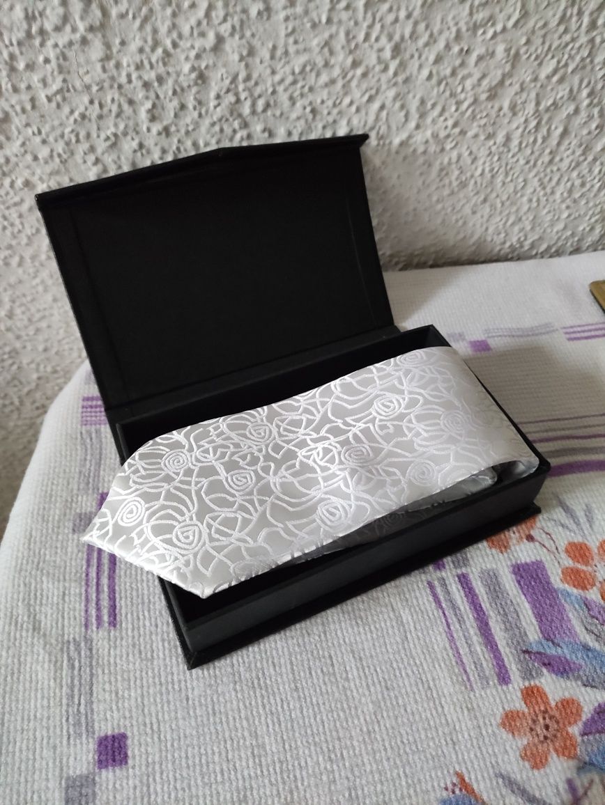 Linta Piękny perłowy krawat zapakowany w eleganckie pudełko
