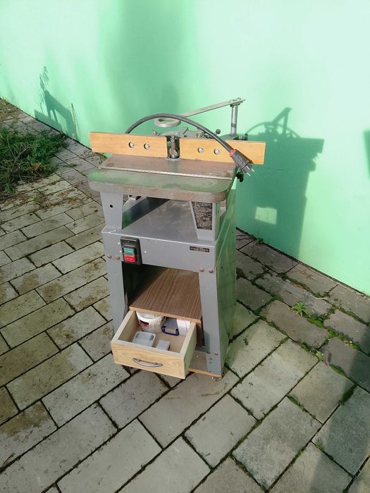 Frezarka dolnowrzecionowa do drewna.