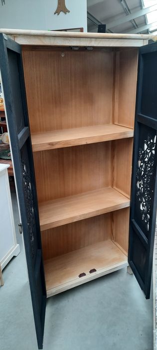 Komódka z ażurowymi drzwiami RATY