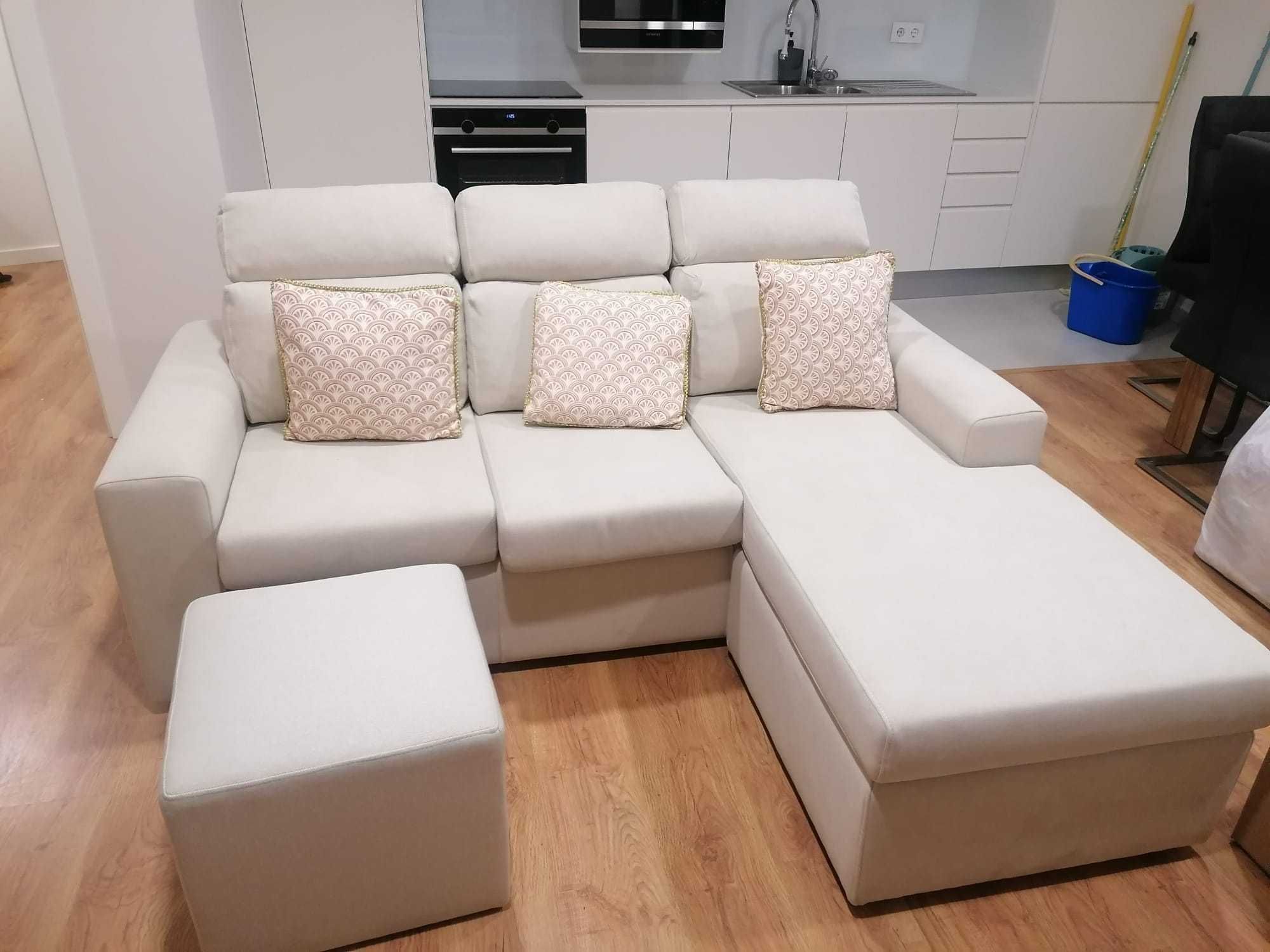 Vendo sofá, mesa  4 cadeiras.